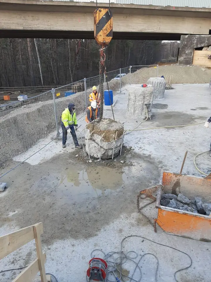 Abgestemmte Bohrpfähle mit freigelegter Bewehrung