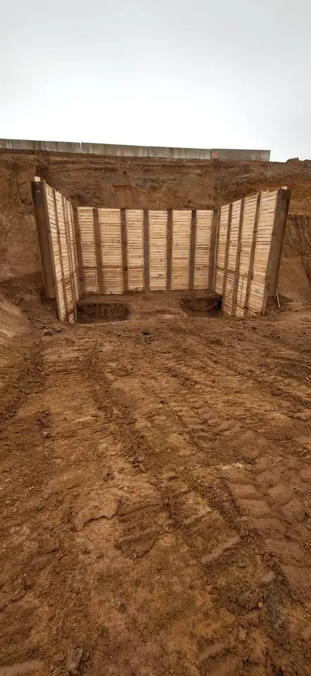 Baugrubensicherung mit Stahlträgern und Holzbohlen