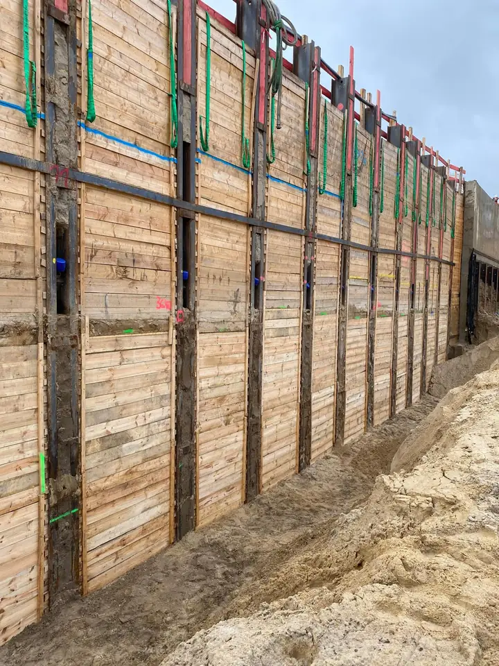 Baugrubensicherung mit Stahlträgern und Holzbohlen
