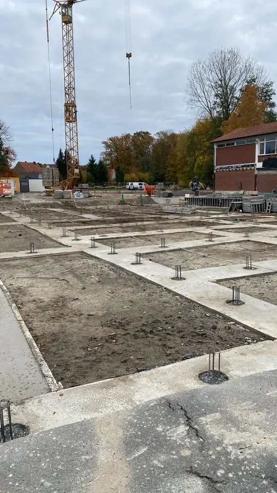 Freigelegte Bewehrungskörbe nach dem Stemmen