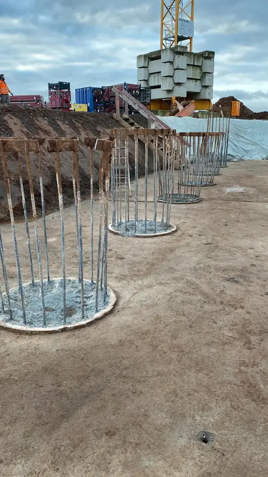 Abgestemmte Bohrpfähle mit freigelegter Bewehrung