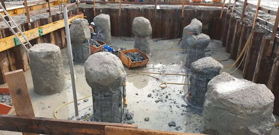 Abgestemmte Bohrpfähle mit freigelegter Bewehrung