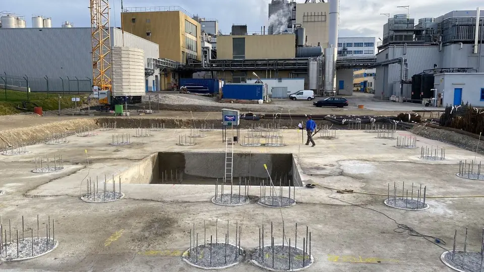 Abgestemmte Bohrpfähle mit freigelegter Bewehrung